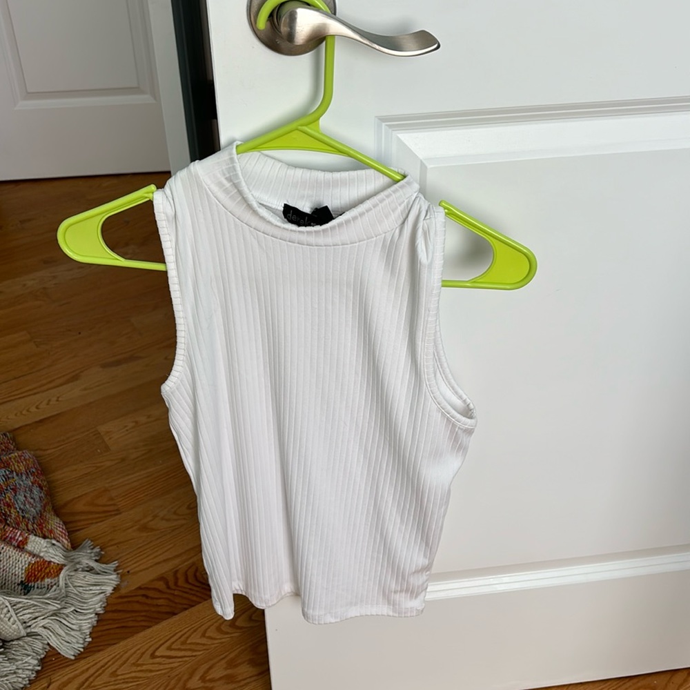 White medium cropped tank